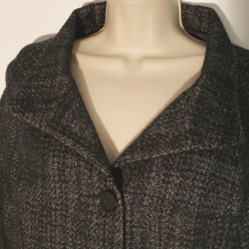Ann Taylor Loft blazer in a size 6. Excellent condition. It is blue and black - Picture 2 of 8